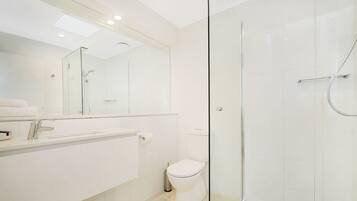 Apartment, 3 Bedrooms | Bathroom | Shower, free toiletries, hair dryer, towels