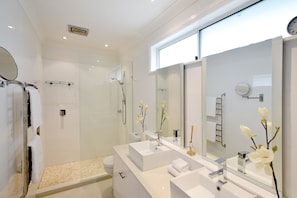 Ferienhaus, 3 Schlafzimmer, Poolblick | Badezimmer | Badewanne und Dusche (separat), Komfortbadewanne