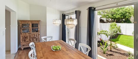 House, 3 Bedrooms, Pool View | In-room dining