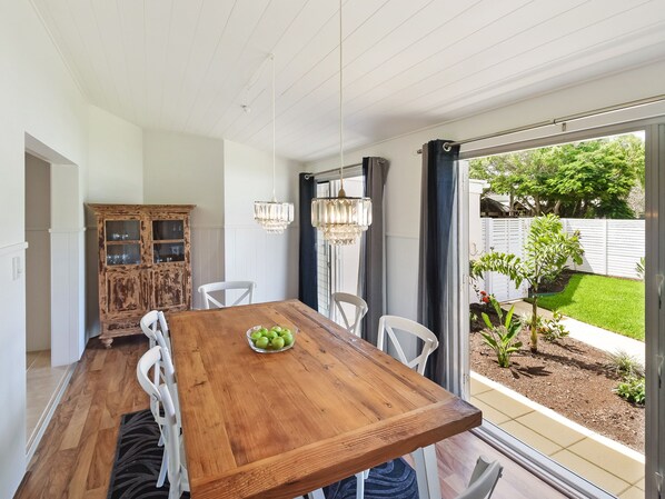 House, 3 Bedrooms, Pool View | In-room dining