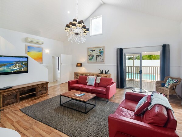 House, 3 Bedrooms, Pool View | Living area - 30 Wyuna Drive (Noosaville)