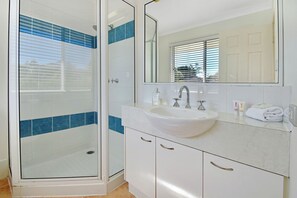 Townhouse, 2 kamar tidur | Kamar mandi | Bathtub dan shower terpisah dan bathtub besar