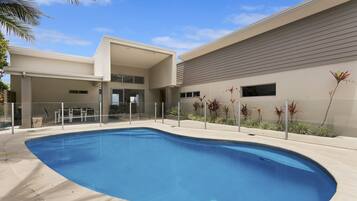 Kolam renang outdoor