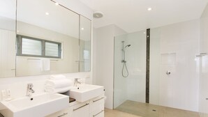 House, 4 Bedrooms | Bathroom - 67 Orient Drive (Sunrise Beach)