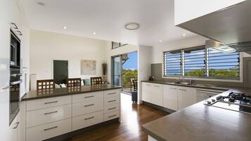 House, 4 Bedrooms | Private kitchen | Full-size fridge, microwave, oven, stovetop