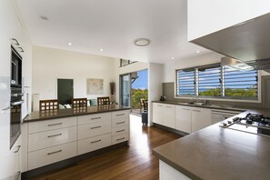 独立别墅, 4 间卧室 | 私人厨房 | 大冰箱、微波炉、烤箱、炉灶