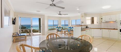 Apartment, 2 Bedrooms, Beach View | In-room dining