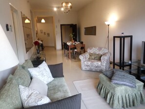 Departamento familiar, 3 habitaciones, vista al parque, en el área del jardín | Área de sala de estar | Televisión y tenis de mesa 