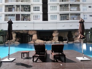 Indoor pool, outdoor pool - Windsor Tower Serviced Apartment (Kuala Lumpur)
