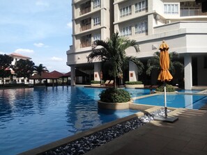 Indoor pool, outdoor pool - Windsor Tower Serviced Apartment (Kuala Lumpur)