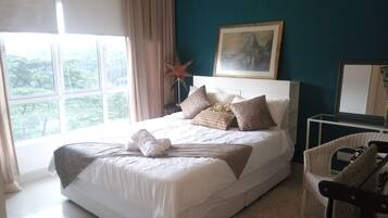 3 bedrooms, desk, blackout curtains, soundproofing