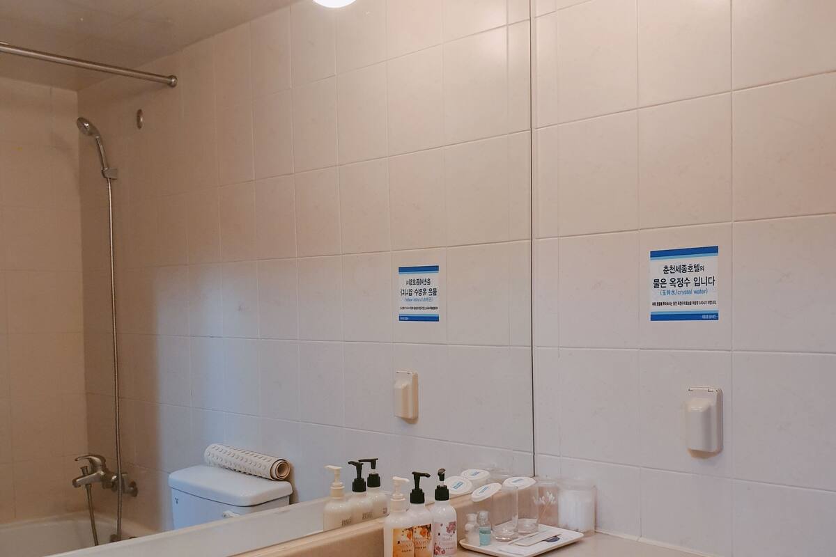 standard twin room | bathroom | combined shower/bathtub, free toiletries, hair dryer, slippers