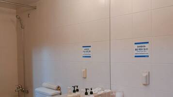 Standard Twin Room | Bathroom | Combined shower/tub, free toiletries, hair dryer, slippers