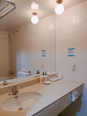 Standard tvåbäddsrum | Badrum | Badkar/dusch, gratis toalettartiklar, hårtork och tofflor