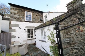 Outdoor dining - Old Bakers Cottage, ground floor centrally located cottage in the heart of Grasmere. (Ambleside)