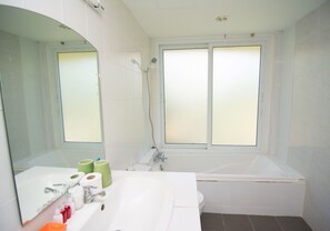 Cabaña familiar | Baño | Regadera, regadera con hidromasaje, amenidades de baño gratuitas, batas