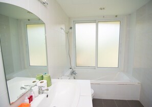 Family Cabin | Bathroom | Shower, hydromassage showerhead, free toiletries, bathrobes