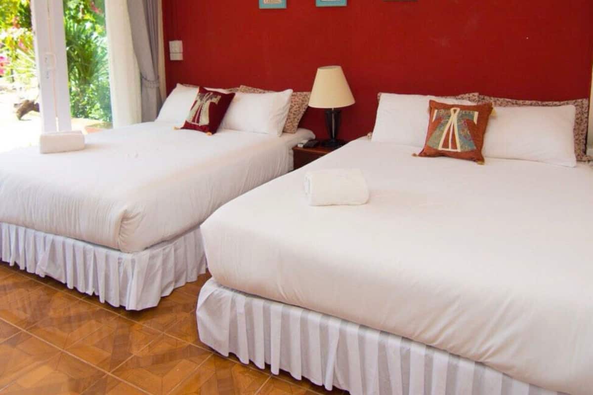 Chalet | Decoración personalizada, muebles diferentes y cortinas blackout