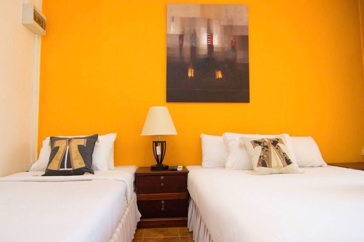 Chalet | Decoración personalizada, muebles diferentes y cortinas blackout