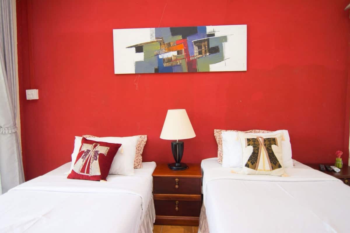 Chalet | Decoración personalizada, muebles diferentes y cortinas blackout