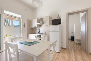 Kühlschrank, Herdplatte, Kochgeschirr/Geschirr/Besteck