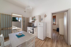 Kühlschrank, Herdplatte, Kochgeschirr/Geschirr/Besteck