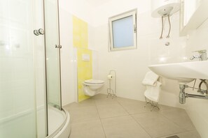 Douche, sĂšche-cheveux, serviettes fournies