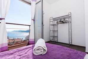 4 bedrooms, iron/ironing board, internet, bed sheets