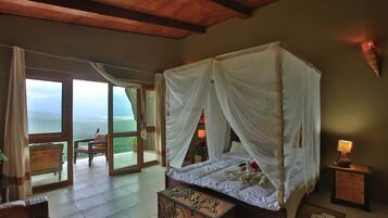 Presidential Bungalow | Desk