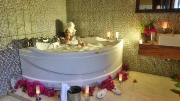 Presidential Bungalow | Bathroom shower