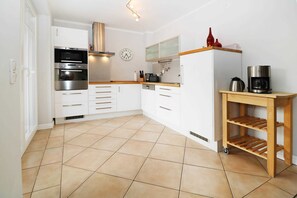 Kühlschrank, Mikrowelle, Ofen, Geschirrspüler