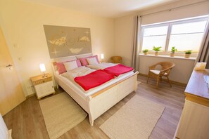 1 slaapkamer, een kluis op de kamer, verduisterende gordijnen, reisbedje