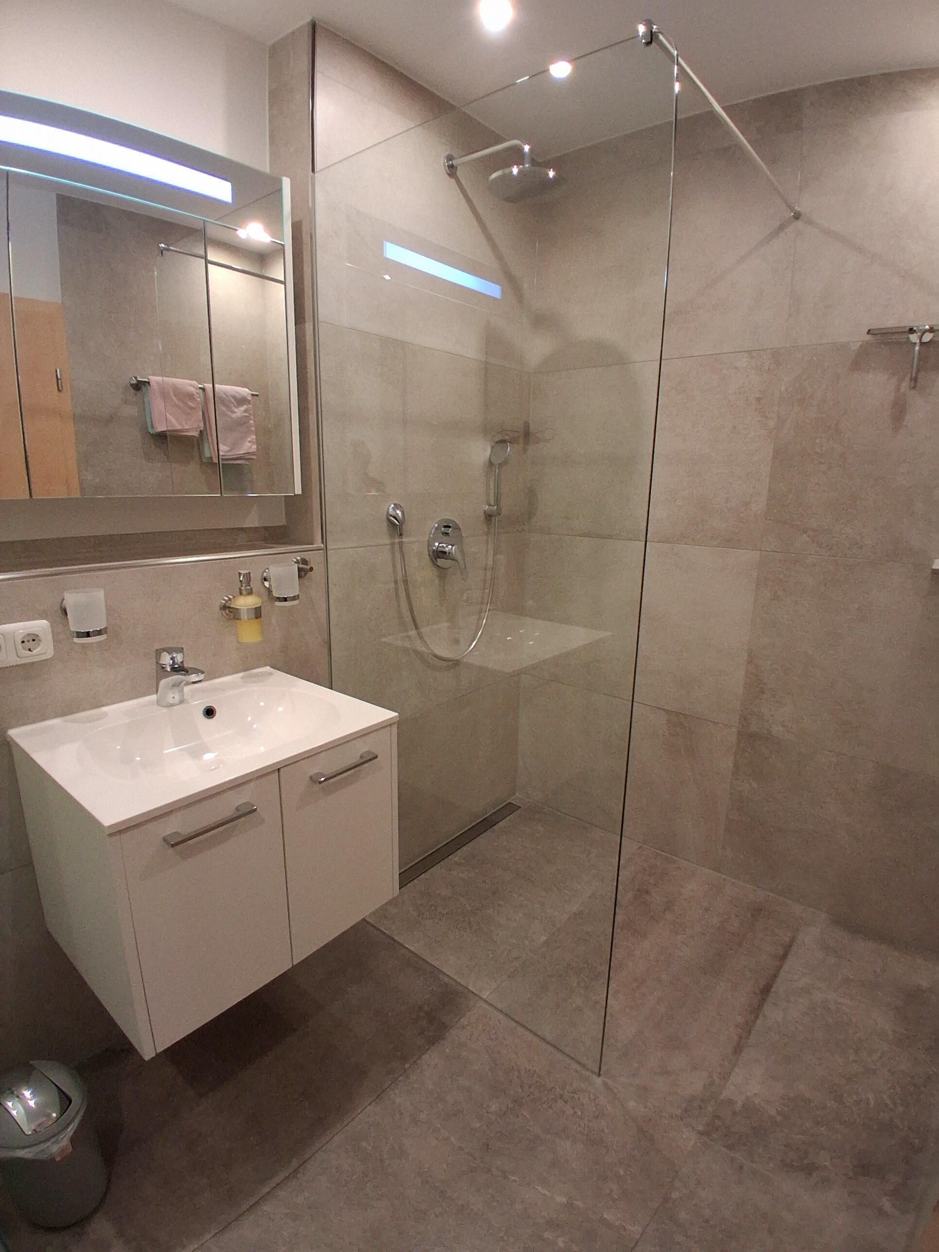 Dusche, Haartrockner, Bademäntel, Handtücher