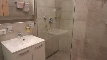 Dusche, Haartrockner, Bademäntel, Handtücher