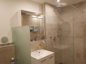 Shower, hair dryer, bathrobes, towels - Ferienwohnung "Rositta", 45 qm Erdgeschoss, 1 separates Schlafzimmer (Bad Endorf)