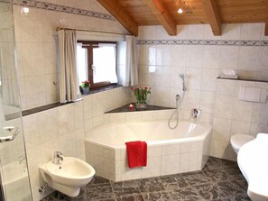 Badewanne, Haartrockner, Handtücher