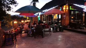 Melayani sarapan, makan siang, makan malam; sajian masakan Thailand