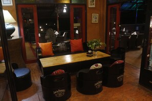 Déjeuner, dîner et souper servis sur place; cuisine thaïlandaise 
