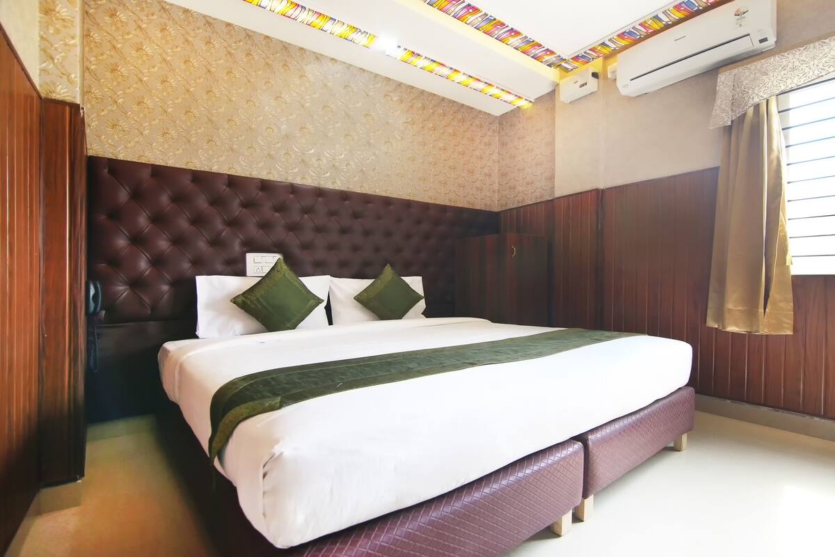 Premium Room | Iron/ironing board, free rollaway beds, free WiFi, bed sheets