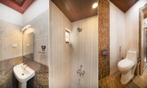 Kamar Premium | Kamar mandi | Shower, perlengkapan mandi gratis,  dan handuk