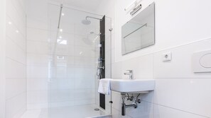 Comfort Double Room, Private Bathroom | Bathroom | Shower, towels - Hotel Schwaferts (Wuppertal)