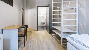 Comfort-Einzelzimmer, eigenes Bad | Badezimmer | Dusche, Handtücher