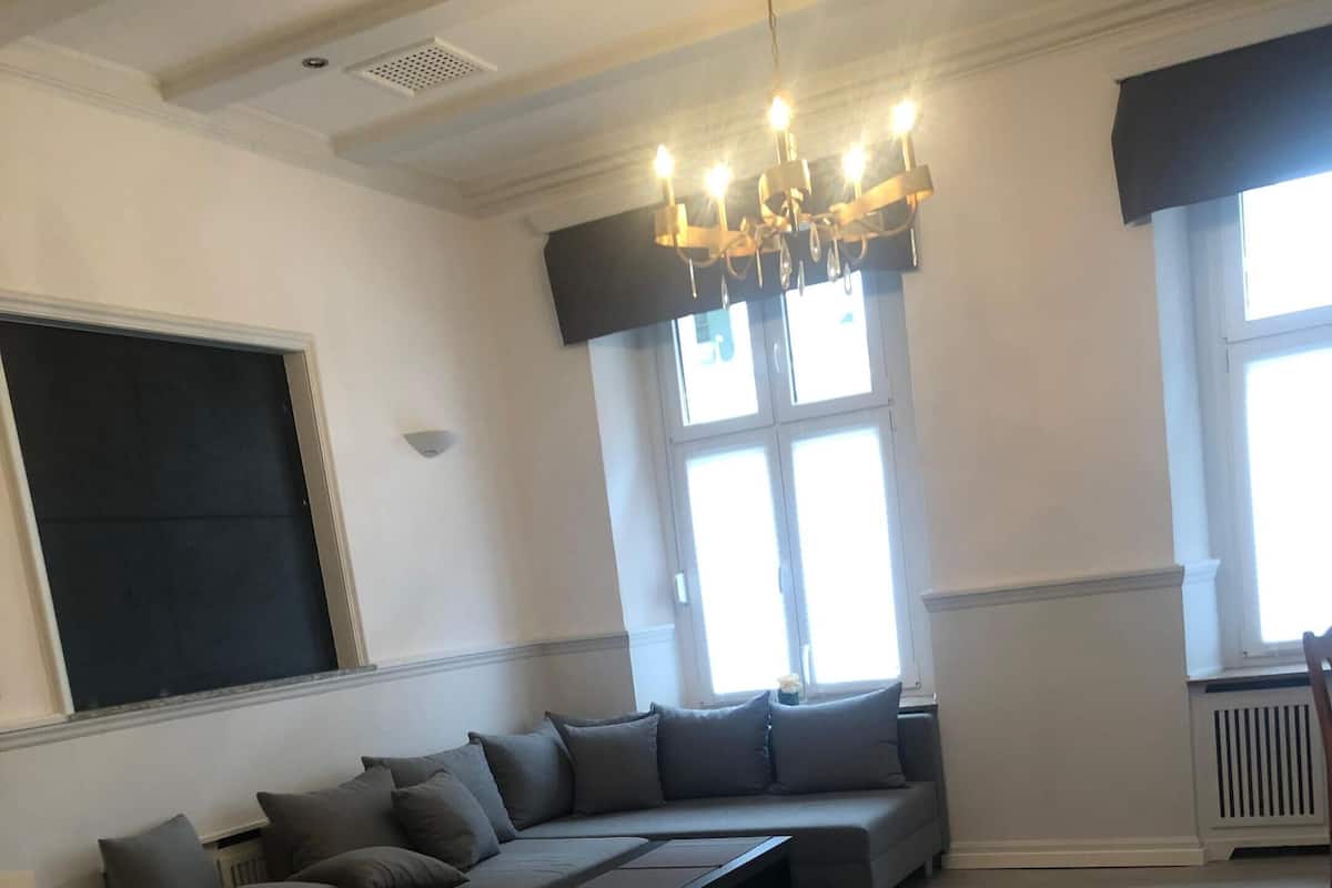 Suite, Private Bathroom | Meja, Wi-fi percuma, cadar katil