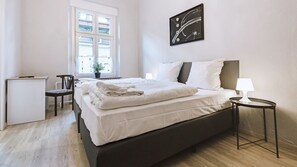 Comfort-Doppelzimmer, eigenes Bad | Schreibtisch, kostenloses WLAN, Bettwäsche