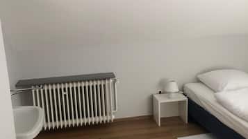 Quarto solteiro, banheiro compartilhado | Escrivaninha, Wi-Fi de cortesia, roupa de cama
