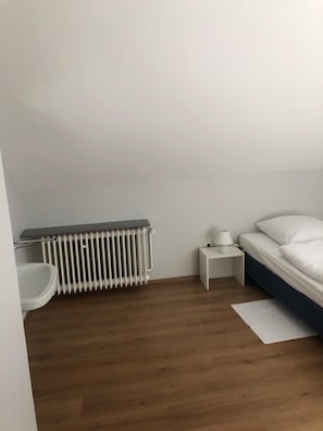 Single Room, Shared Bathroom | Desk, free WiFi, bed sheets - Hotel Schwaferts (Wuppertal)