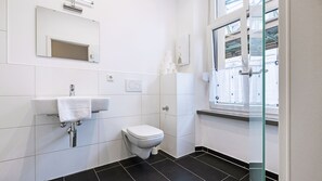 Comfort tweepersoonskamer, privébadkamer | Badkamer | Een douche, handdoeken
