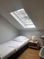 Habitación individual, baño compartido | Escritorio, wifi gratis, ropa de cama