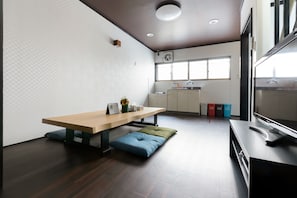 Casa familiar | Sala de estar | Televisión de pantalla plana 