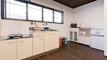 Family House | Private kitchen | Microwave, stovetop, cookware/dishes/utensils